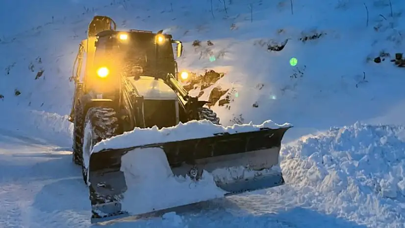 Pazaryolu'nda Kar Küreme Çalışmaları Aralıksız Sürüyor