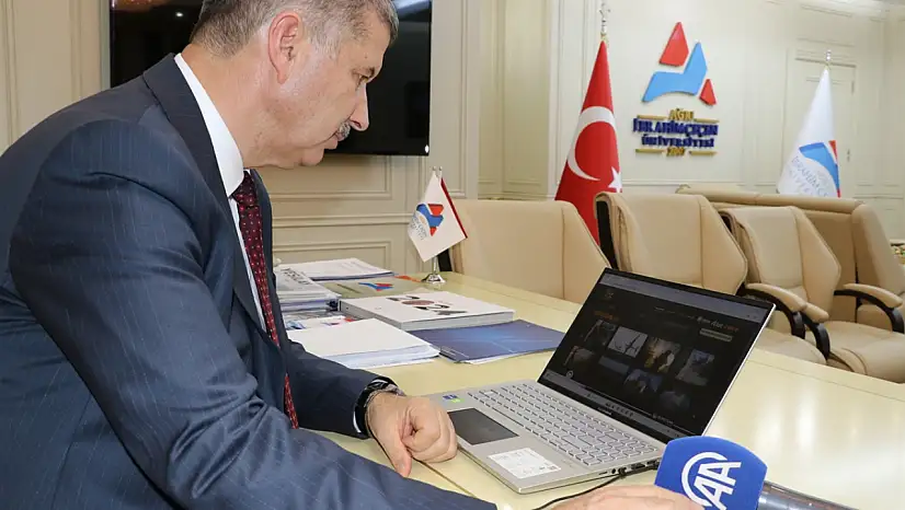 Rektör Gülçin, 2025'in fotoğraflarına oy verdi