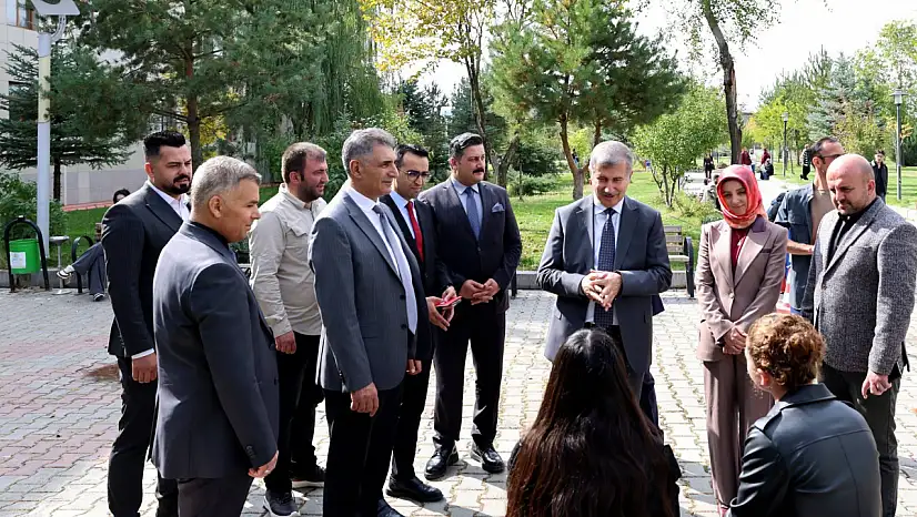 Rektör Gülçin öğrencilerin taleplerini kampüste dinledi