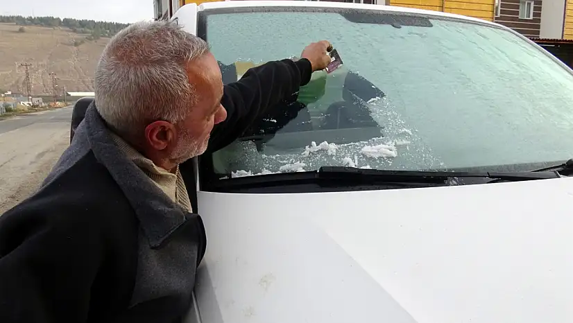 Sarıkamış'ta kış erken geldi: Araç camları buz tuttu