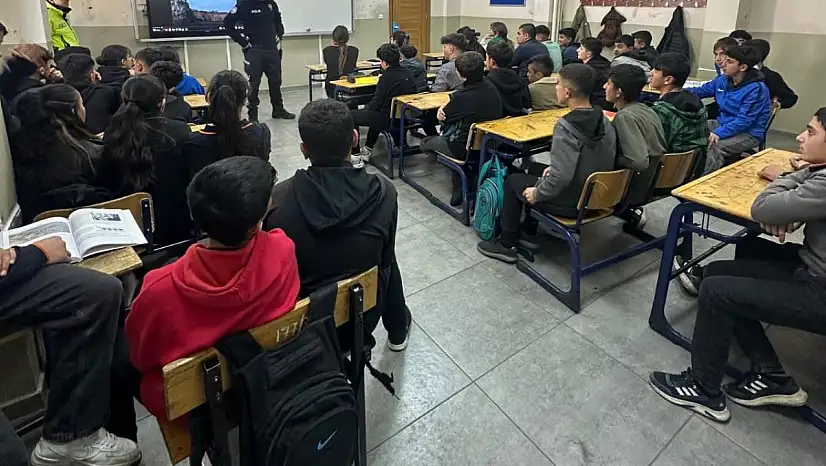 Selim'de 65 öğrenciye trafik eğitimi verildi, güvenli geçiş kuralları öğretildi