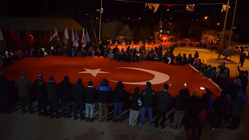 Şenkaya'da Allahu Ekber Şehitleri Meşaleli Yürüyüş ve Dualarla Anıldı