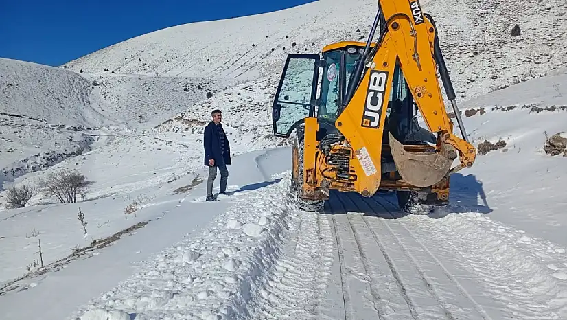 Şenkaya'da Karla Mücadele Çalışmaları Sürüyor