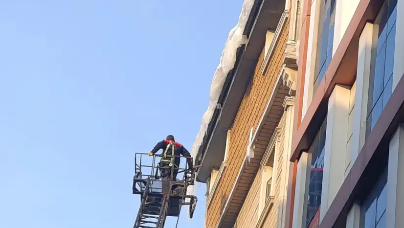 Soğuk hava etkisini sürdürdü, itfaiyenin buz mesaisi uzadı