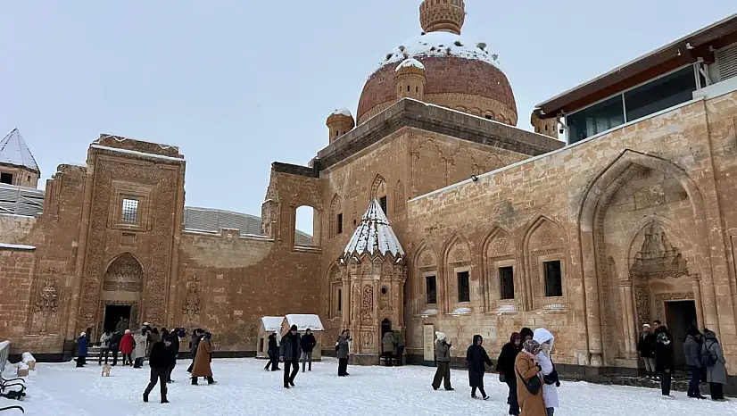 Tarihi saray yılın ilk gününde kapılarını açtı