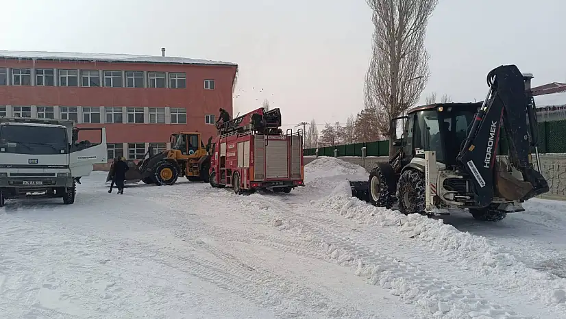Taşlıçay Belediyesi buzlanmaya karşı okullarda önlem aldı