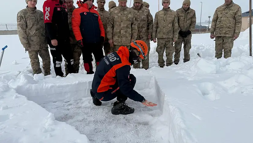 Taşlıçay'da jandarmaya çığ farkındalık eğitimi verildi