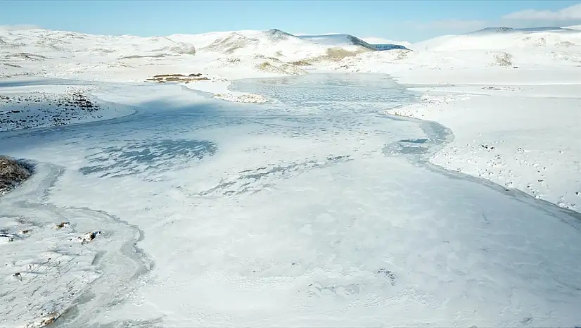 Taşlıçay'da soğuk hava Derecik Barajı'nı esir aldı