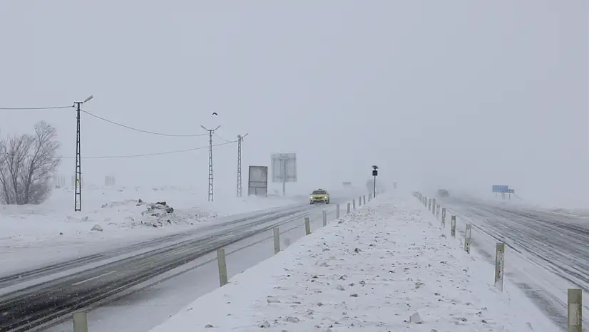 Taşlıçay'da tipi ulaşımı vurdu, sürücüler tesislere sığındı