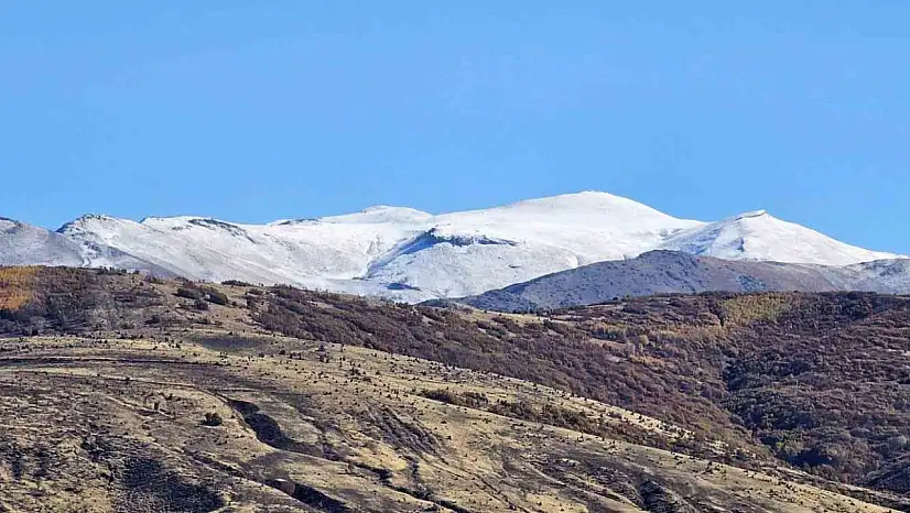 Tatvan'ın yüksek kesimlerinde kar yağışı, soğuk hava uyarılarıyla birlikte etkili oldu