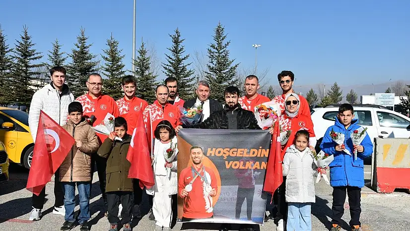Tokyo'dan çifte madalya ile dönen Volkan Kardeşler, Erzurum'da coşkuyla karşılandı