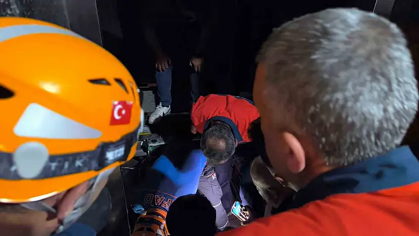 Tuşba'da asansörde mahsur kalan 8 kişi AFAD tarafından kurtarıldı