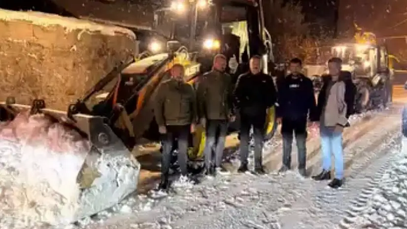 Tutak'ta kar ve tipi sonrası belediye ekipleri gece boyunca çalıştı