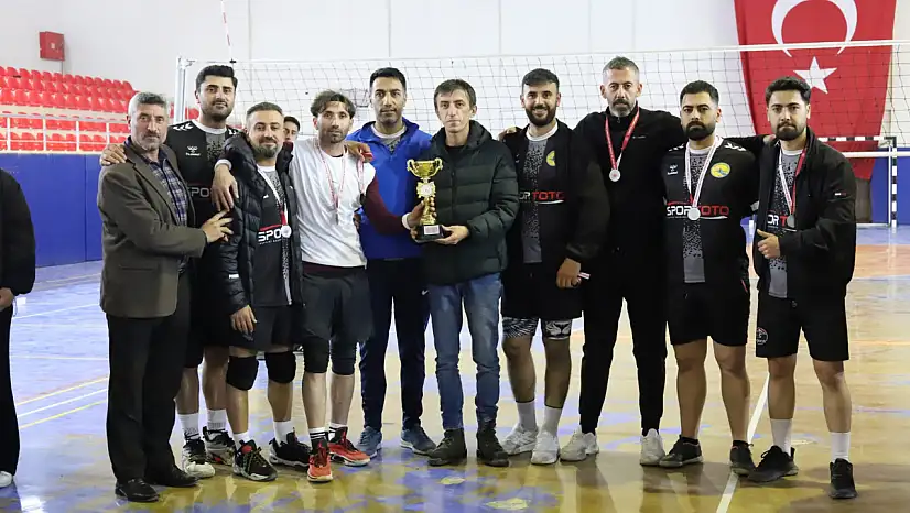 Tutak'ta kurumlar arası voleybol turnuvası sona erdi
