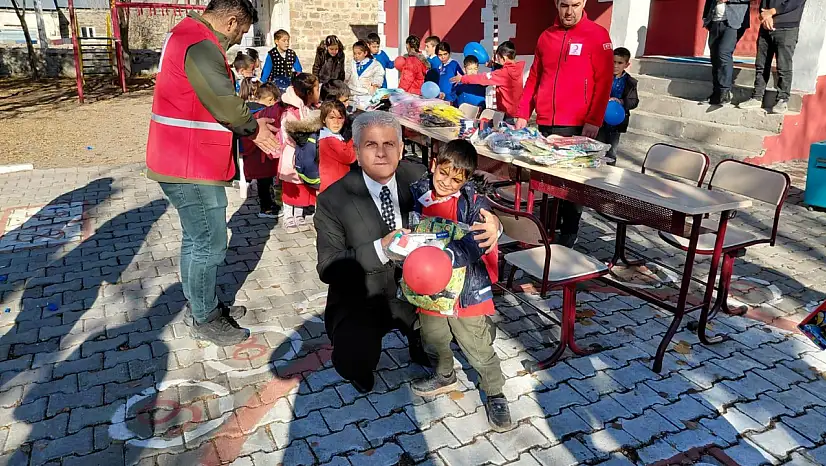 Tutak'ta öğrencilerin yüzünü güldüren eğitim dayanışması