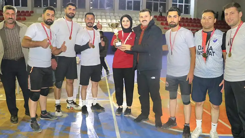 Tutak'ta öğretmenler günü turnuvasında şampiyon 'Ararat 04' oldu