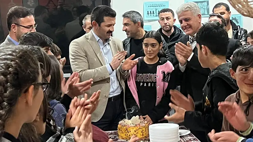 Tutak'ta pansiyon ziyaretine sürpriz doğum günü renk kattı