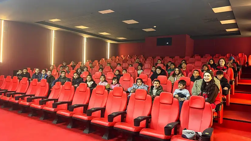 Tutaklı öğrenciler sinema salonunda buluştu