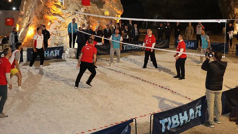 Tuzluca Tuz Mağaralarında Cumhuriyet Coşkusu: Cumhuriyet Tuz Voleybolu Turnuvası Düzenlendi