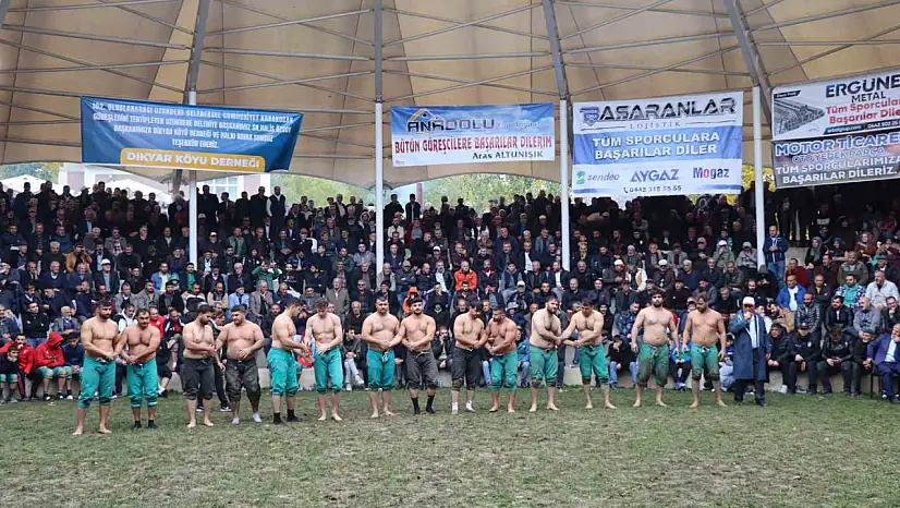 Uzundere'de 102. Geleneksel Cumhuriyet Karakucak Güreşleri coşkuyla gerçekleştirildi