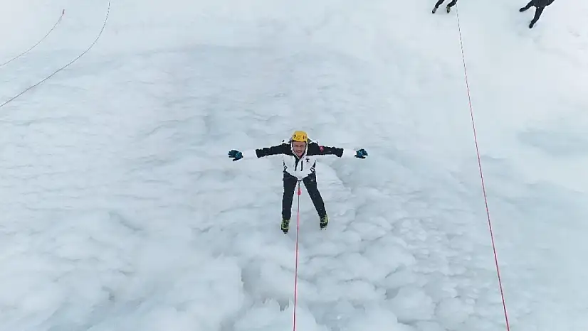 Vali Çiftçi Palandöken'de buz duvarına tırmandı