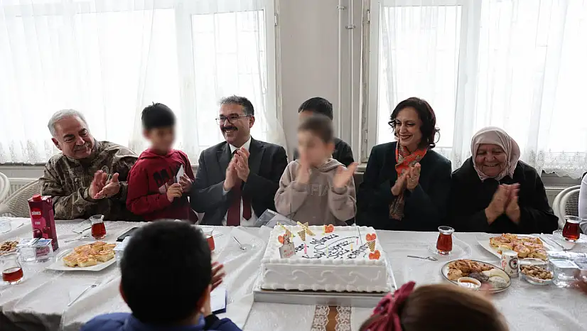 Vali Ercan Turan ve Eşi, Çocukların Yeni Yıl Sevincine Ortak Oldu
