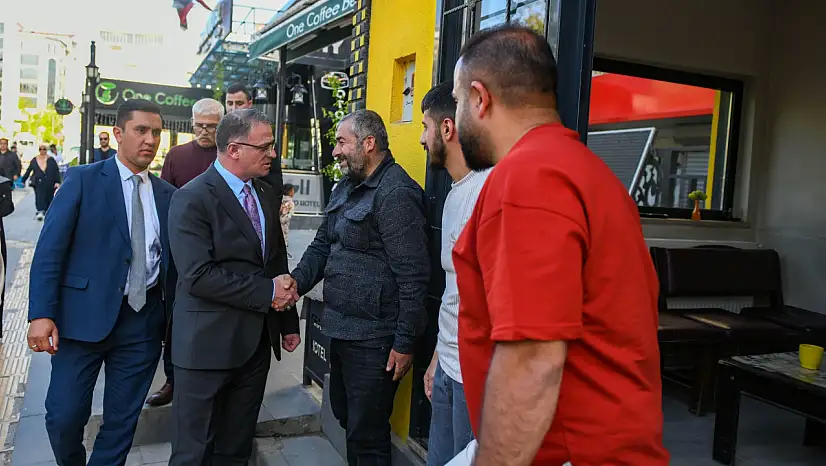 Vali Ozan Balcı'dan Van Çarşısı'na Ziyaret: Esnafa Hayırlı Kazançlar Diledi, Sanatçıyı Tebrik Etti