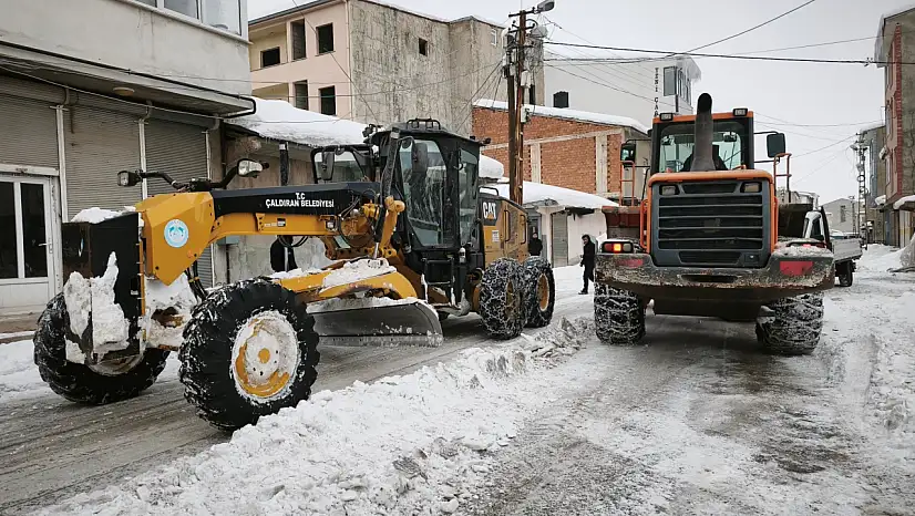 Van Çaldıran'da Karla Mücadele Çalışmaları Aralıksız Sürüyor