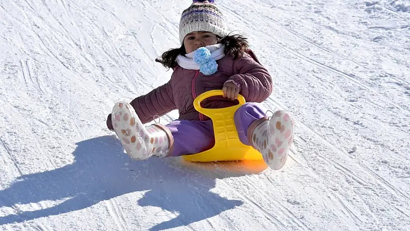 Van'da çocuklar kendi kayak pistini yarattı