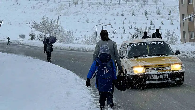 Van'da Etkili Kar Yağışı: Uçuşlarda Gecikmeler Başladı