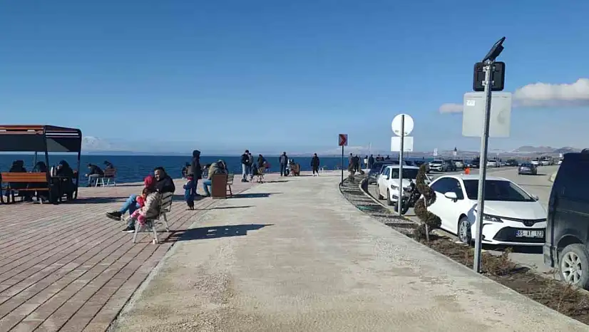 Van'da güneşi gören vatandaşlar sahile akın etti