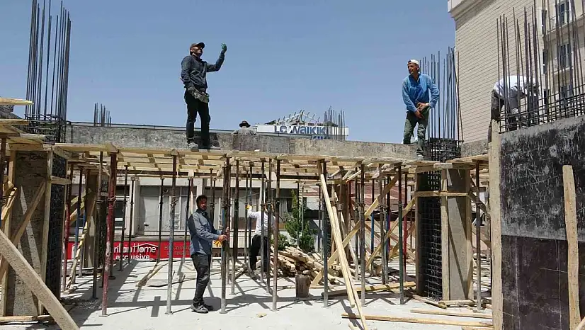 Van'da İnşaat İşçileri, Aşırı Sıcaklara Karşı Zorlu Mücadele Veriyor