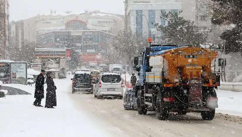 Van'da Kar Yağışıyla Birlikte Büyükşehir Ekipleri Sahaya İndi
