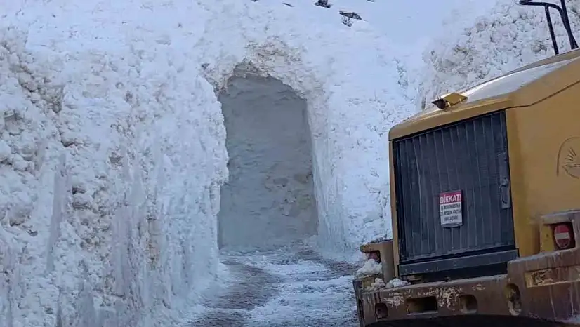 Van'da mezraya ulaşım metrelerce karın altından sağlanıyor