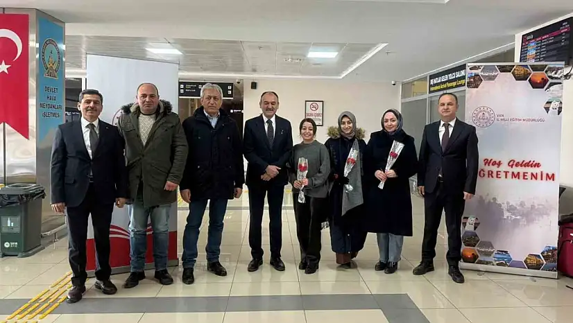 Van'da öğretmenlere güllerle karşılama