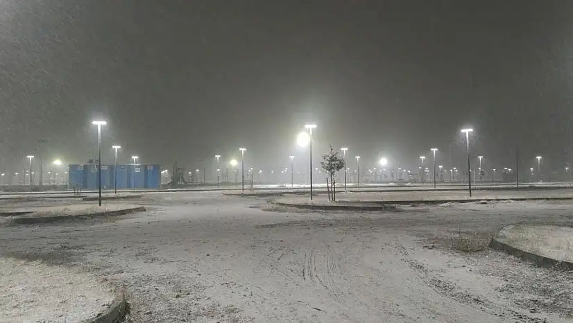 Van'da soğuk hava yerini kar yağışına bıraktı, şehir kartpostallık manzaralara büründü!