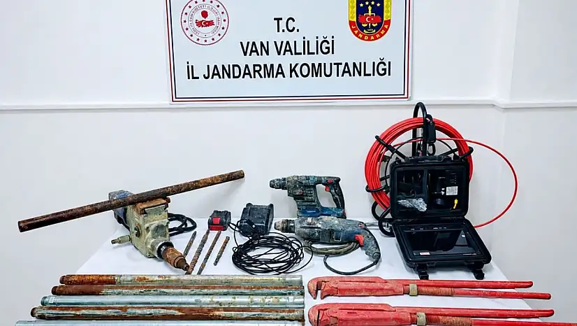 Van'da tarihi kalede kaçak kazıya suçüstü: 2 şüpheli yakalandı