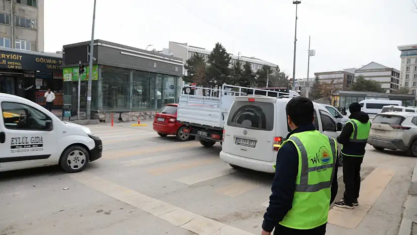 Van'da Trafiği Rahatlatacak Tek Yön Düzenlemeleri Sahada Uygulanıyor