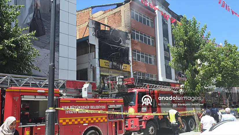 Van'da üç katlı binada yangın paniği: Çatıda mahsur kalan 2 kişi kurtarıldı