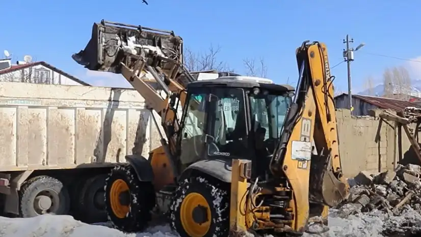 Van Edremit Eminpaşa Mahallesi'nde Mevzuata Aykırı Ahır Yıkımı Gerçekleştirildi