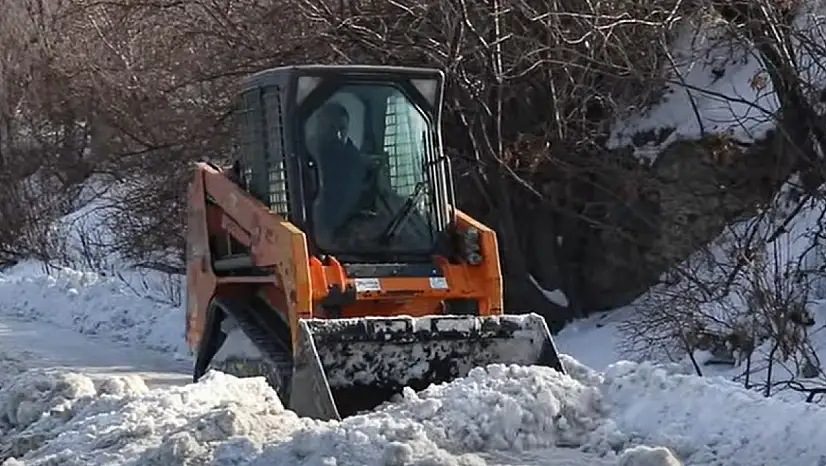 Van Edremit'te Kaldırım ve Yaya Yollarında Eş Zamanlı Kar Temizliği