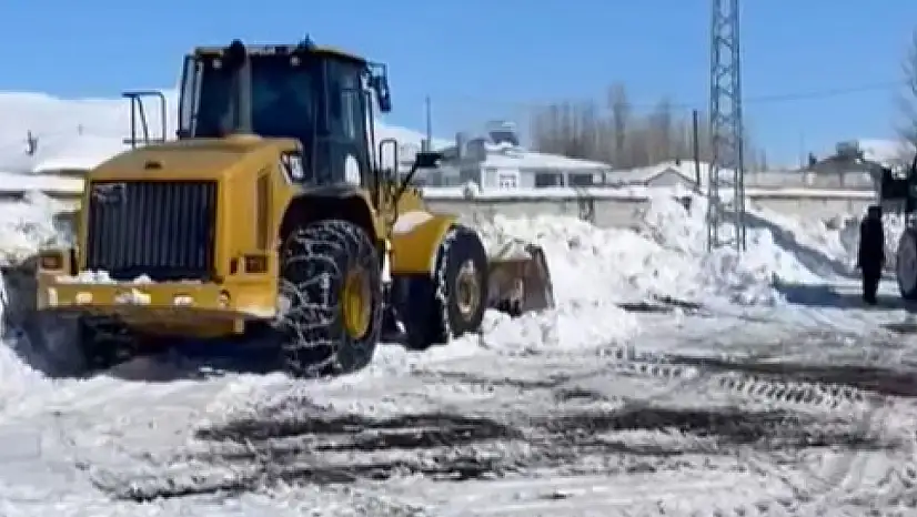 Van Erciş Deliçay Mahallesi'nde Kar Küreme Çalışmaları Tamamlandı