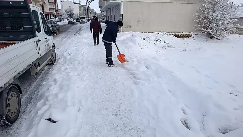 Van Erciş'te Kaldırım Temizleme Çalışmaları Aralıksız Sürüyor