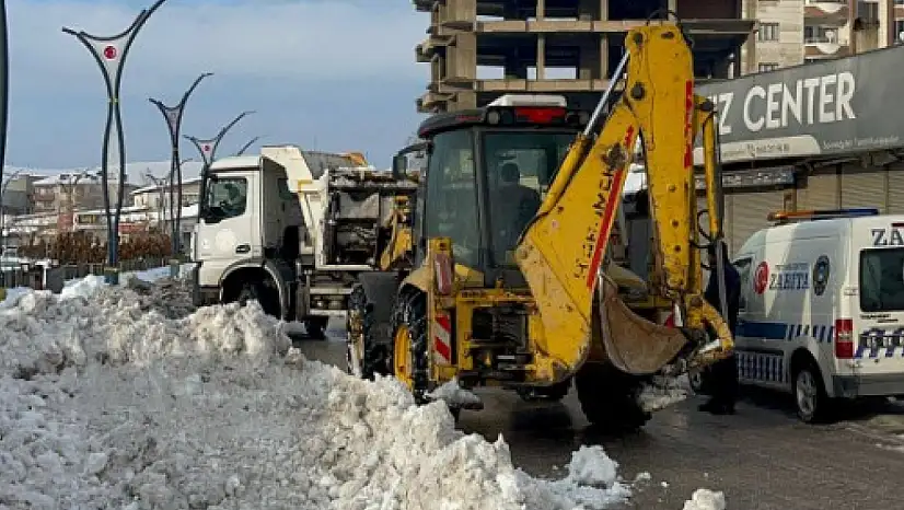 Van Erciş'te Kar Küreme Çalışmaları Aralıksız Sürüyor