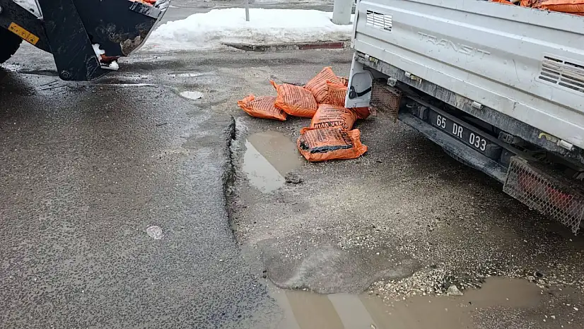 Van Erciş'te Kar Temizliği ve Asfalt Yama Çalışmaları Eş Zamanlı Sürdürülüyor