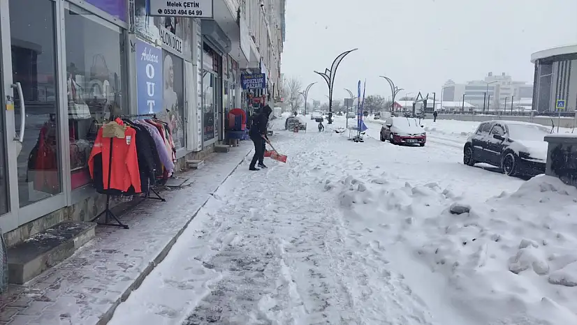Van Erciş'te Karla Mücadele Çalışmaları Aralıksız Sürüyor