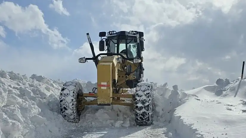 Van Gürpınar'da Karla Mücadele Çalışmaları Aralıksız Sürüyor