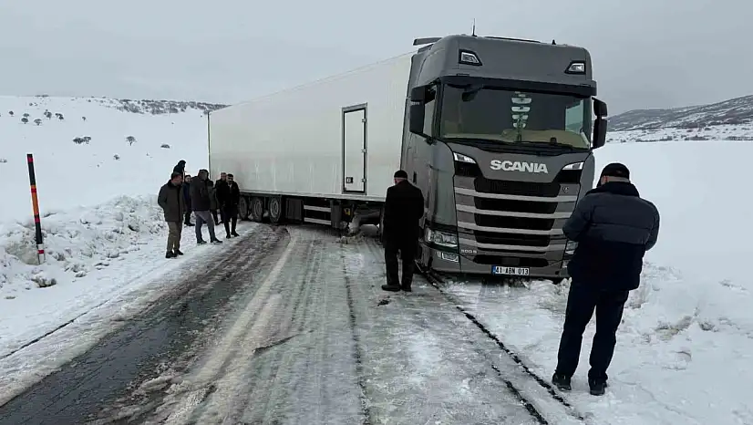 Varto'da kayan tır yolu kapattı