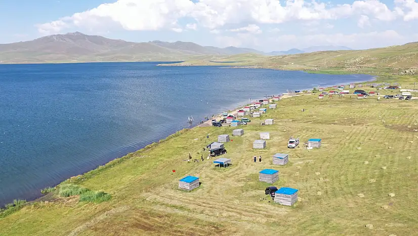 Yaz sıcağından kaçanların adresi balık gölü oldu
