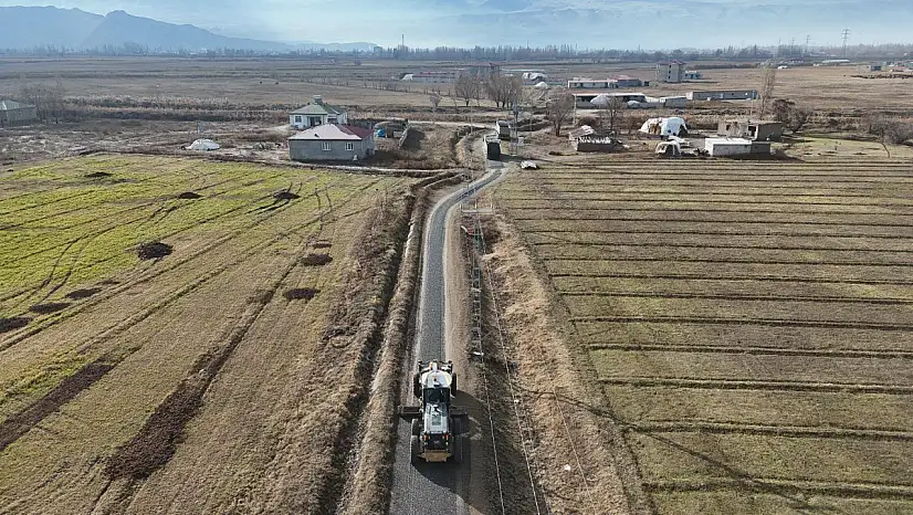 Yeni Mahalle'de Mıcır Serim Çalışmaları Sürüyor
